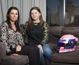 Ook mama Verstappen dolblij: "Toen Max over de finishlijn reed, heb ik geweend"